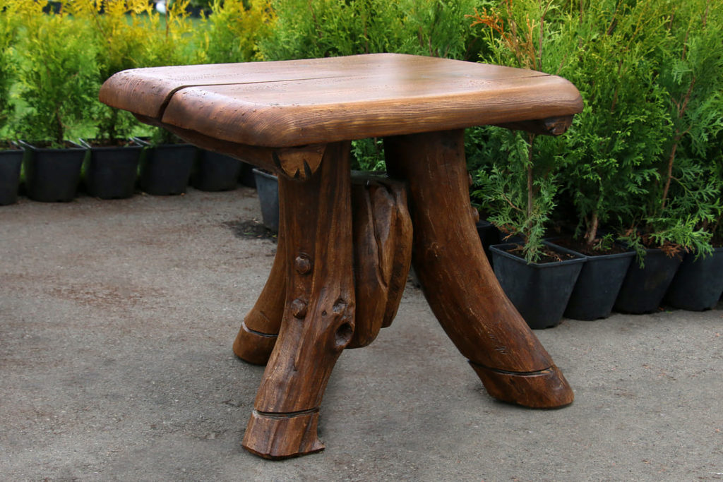 Столик маленьеий из коряг