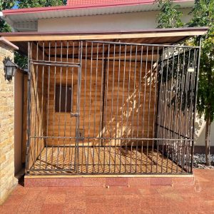 Вольер с будкой вид спереди