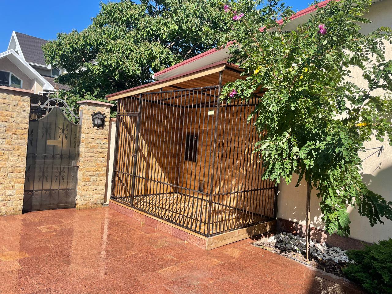 Вольер с будкой