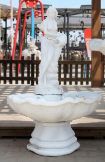 Девушка и амфора - малый фонтан {{brizy_dc_image_alt imageSrc=