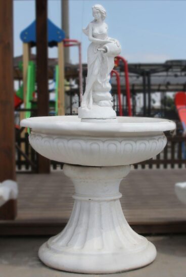 Девушка с амфорой - средний фонтан {{brizy_dc_image_alt imageSrc=