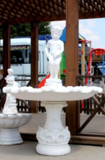 Мальчик - фонтан из бетона {{brizy_dc_image_alt imageSrc=